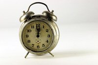 Imagen de un teléfono despertador antiguo, analógico.