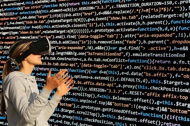 Mujer utilizando gafas virtuales