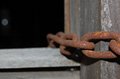 Fotografía de unas cadenas de hierro oxidadas.