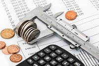 Calculadora, monedas y herramienta