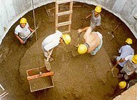 Ilustración que muestra obreros trabajando en unos cimientos.