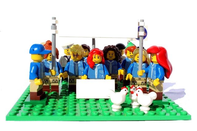 Foto de unos juguetes Lego haciendo huelga