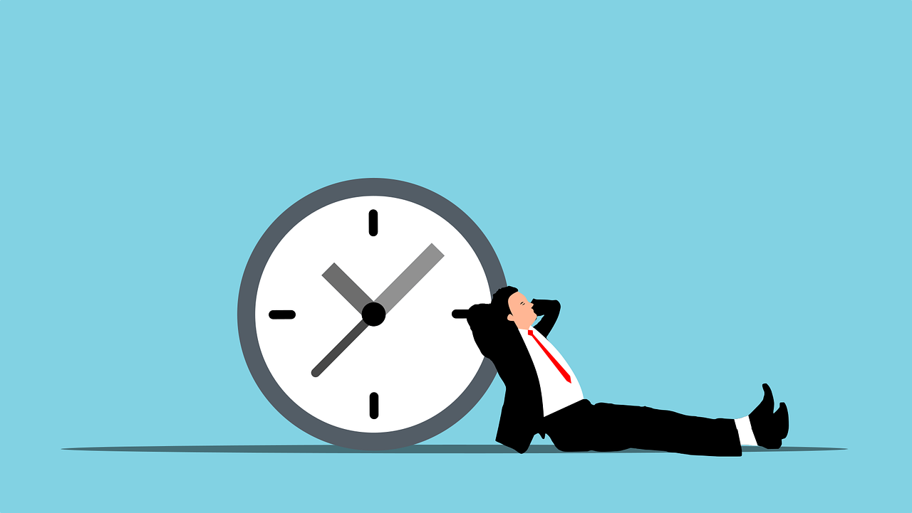Persona apoyada en un reloj