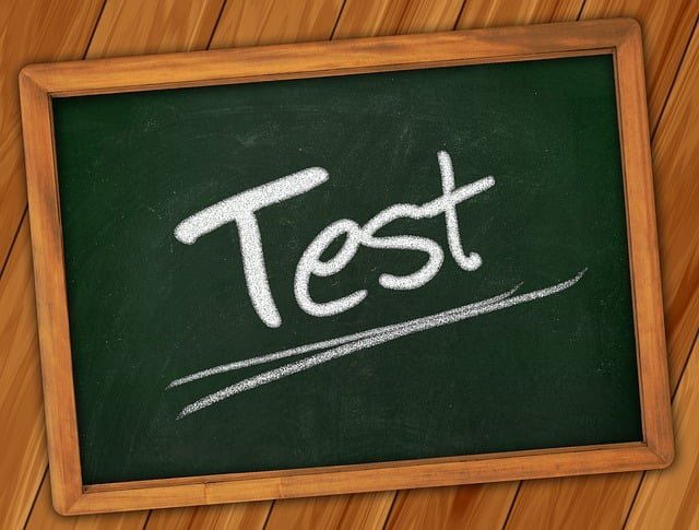 En la imagen se observa una pizarra de color verde escrito en tiza la palabra test.