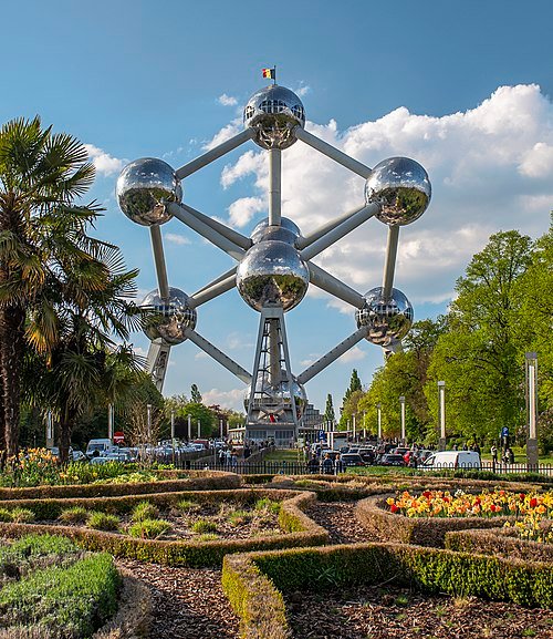 Edificio emblemático, el Atomium, que es una estructura  formada por una serie de esferas unidas por tubos.