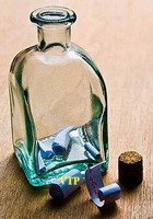 Ilustración de una botella con un mensaje. 