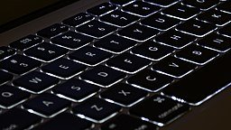Imagen de parte de un teclado negro con las letras en blanco