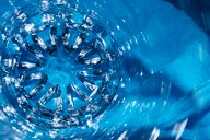 Imagen creada a partir de un vaso de agua que explosiona sobre una superficie.