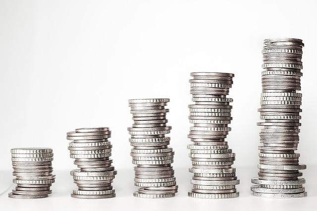 Monedas apiladas en varios grupos