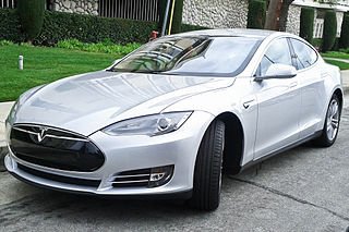 Automóvil de color gris claro metalizado