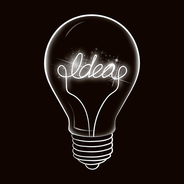 Bombilla con un filamento que forma la palabra idea.