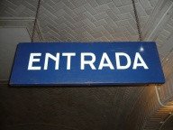Letrero donde se lee Entrada, en fondo azul.