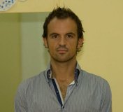 Juan mirandonos de frente.