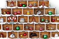 Adornos navideños en diversos compartimentos contiguos.