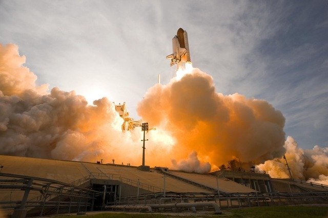 Imagen que muestra una nave espacial de la NASA despegando.