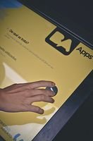Una mano interacciona con una pantalla sobre la que se ve escrita la abreviatura de la palabra aplicaciones, Apps. 