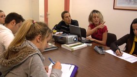 Los componentes del equipo de trabajo reunidos para tratar temas.