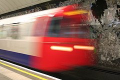 Imagen movida de un tren en marcha.