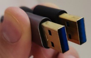 Detalle de conectores USB 3.0 azules