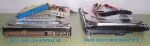 Hay dos discos duros con sus cables de conexión correspondientes. El de la izquierda es de tipo IDE y el de la derecha de tipo sata.