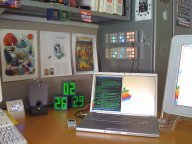 Mesa de trabajo con portátil.